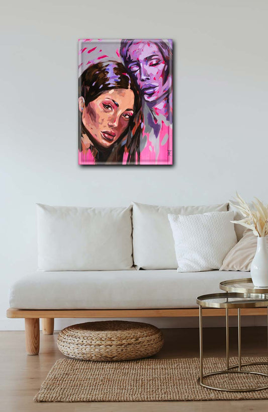 Portraits von 2 Frauen, modern gemalt, fineart Print, hochformat, an heller Wand hängend mit weißem Sofa, 100 x 75 cm, aileen clausager, Kunst-Direkt.de