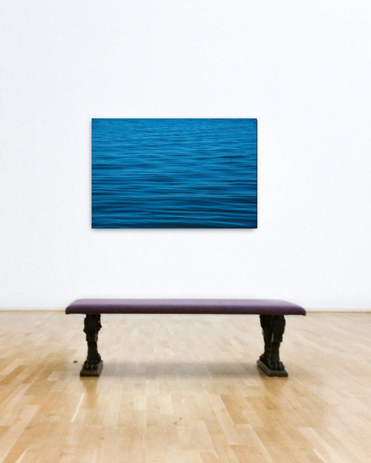 Die Meeresoberfläche mit Wellen, kein Himmel, nur blaues Wasser mit Wellen, an heller Wand im Museum hängend