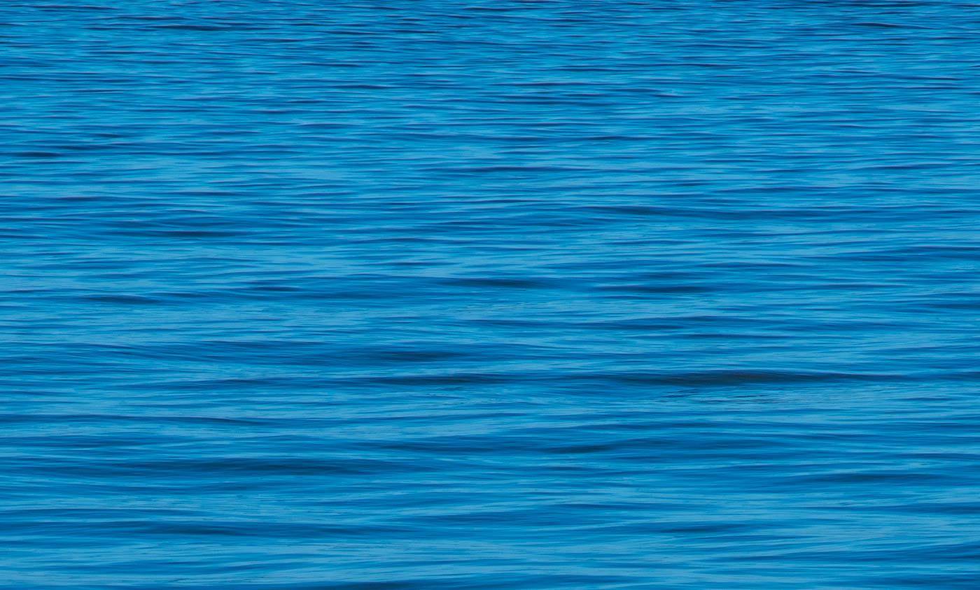 Die Meeresoberfläche mit Wellen, kein Himmel, nur blaues Wasser mit Wellen. detail der Wellen 1