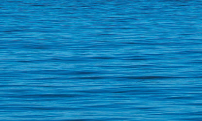 Die Meeresoberfläche mit Wellen, kein Himmel, nur blaues Wasser mit Wellen. detail der Wellen 1