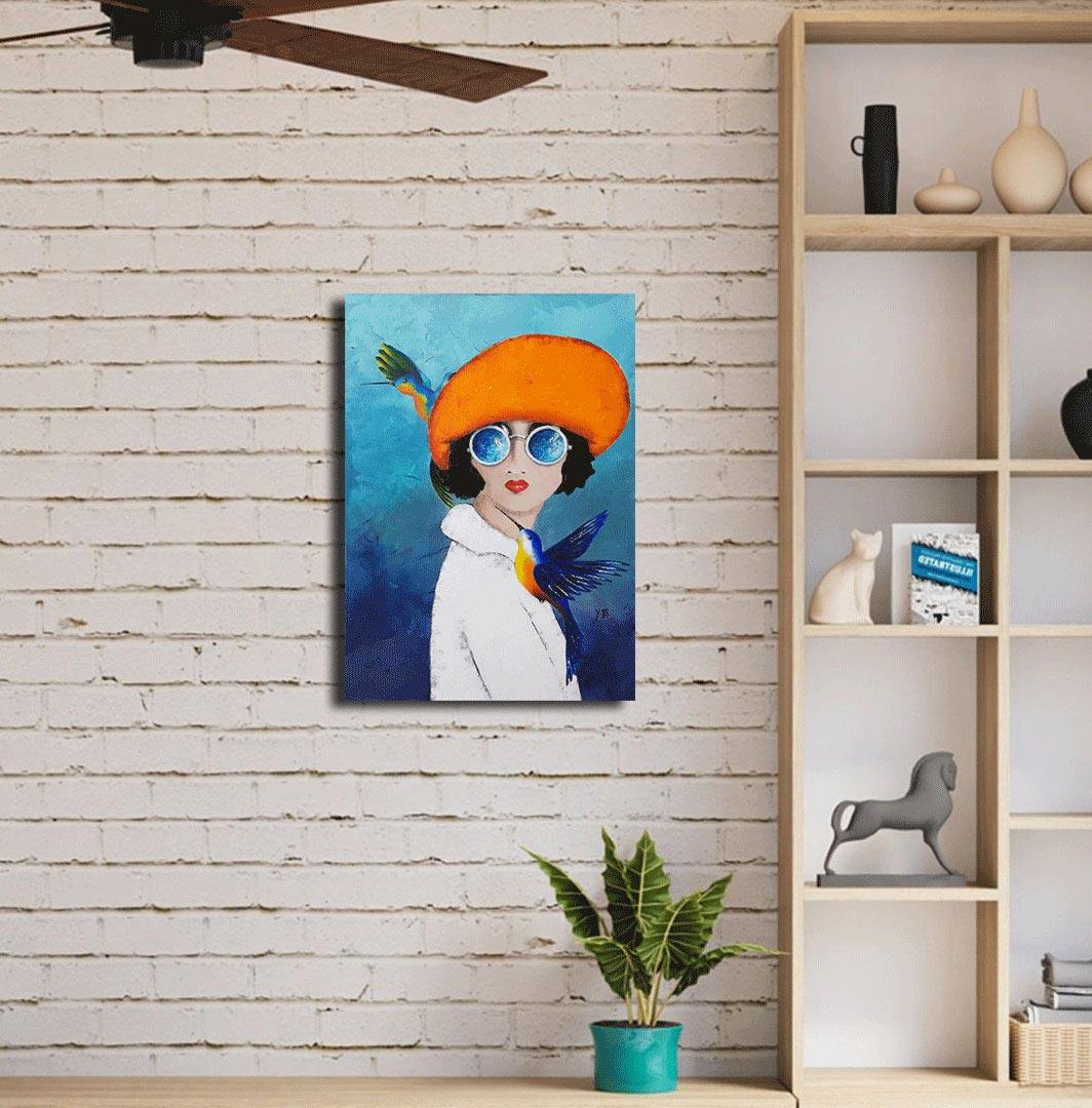 Gemälde Frau mit orangefarbenem Hut und kleinem Vogel, an Wand im Wohnraum hängend