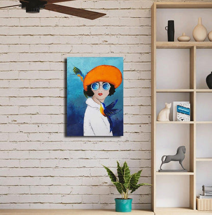 Gemälde Frau mit orangefarbenem Hut und kleinem Vogel, an Wand im Wohnraum hängend