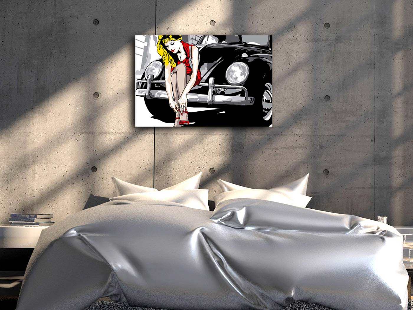 Eine Frau mit roten Kleid sitzt auf der Stoßstange eines schwarzen VW Käfer, an grauer Betonwand hängend