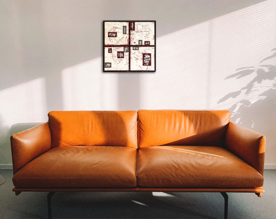 4 quadrate, gemalt, abstrakt, heller Grund mit roten streifen, an wand hängend mit orangem sofa