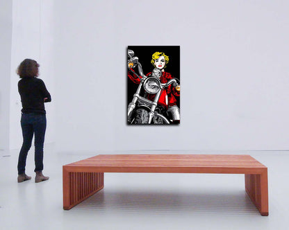 eine blonde Frau im roten Dress sitzt auf einem Motorrad, Popart, Gelb-rot-schwarz, an heller Wand im Museum hängend