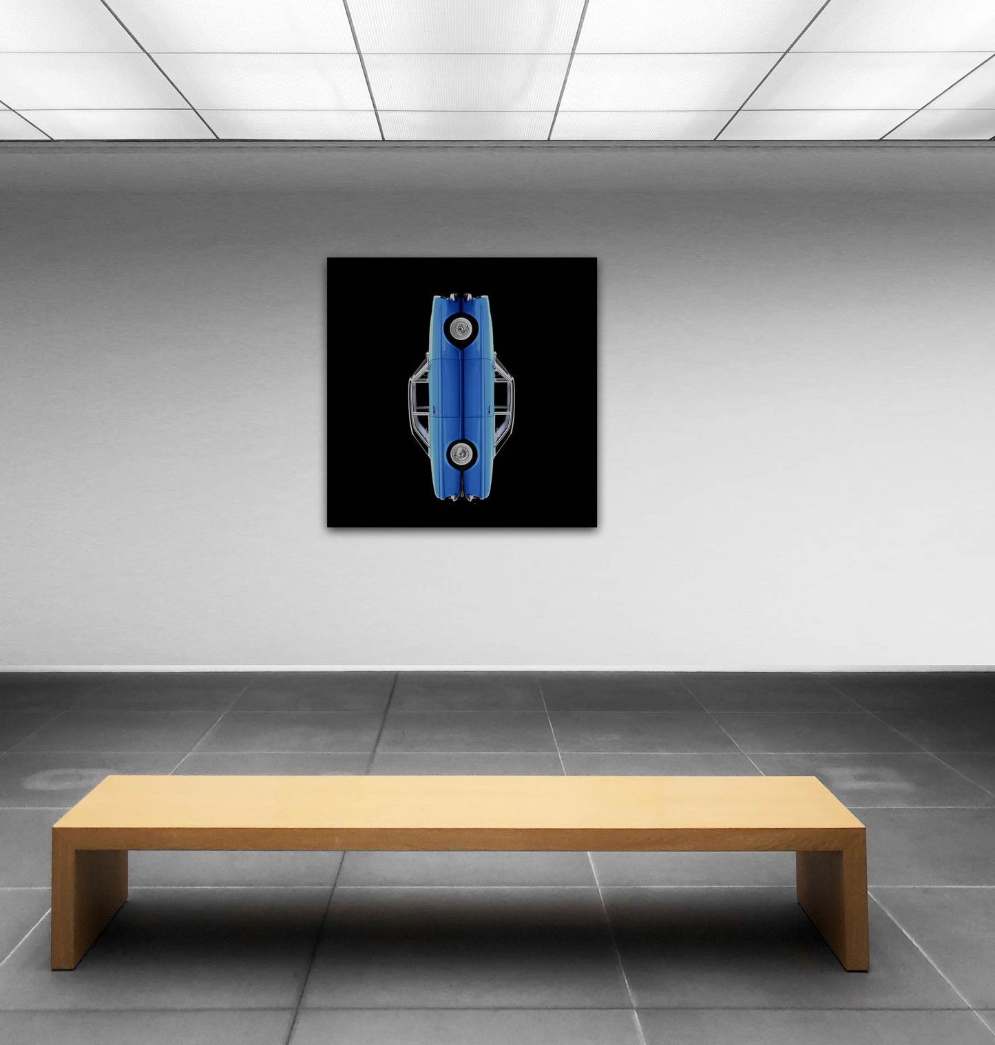 blauer Ford Taunus,gespiegelt und neu zusammengesetzt, Format quadratisch  vor schwarzem Hintergrund, im Museum hängend