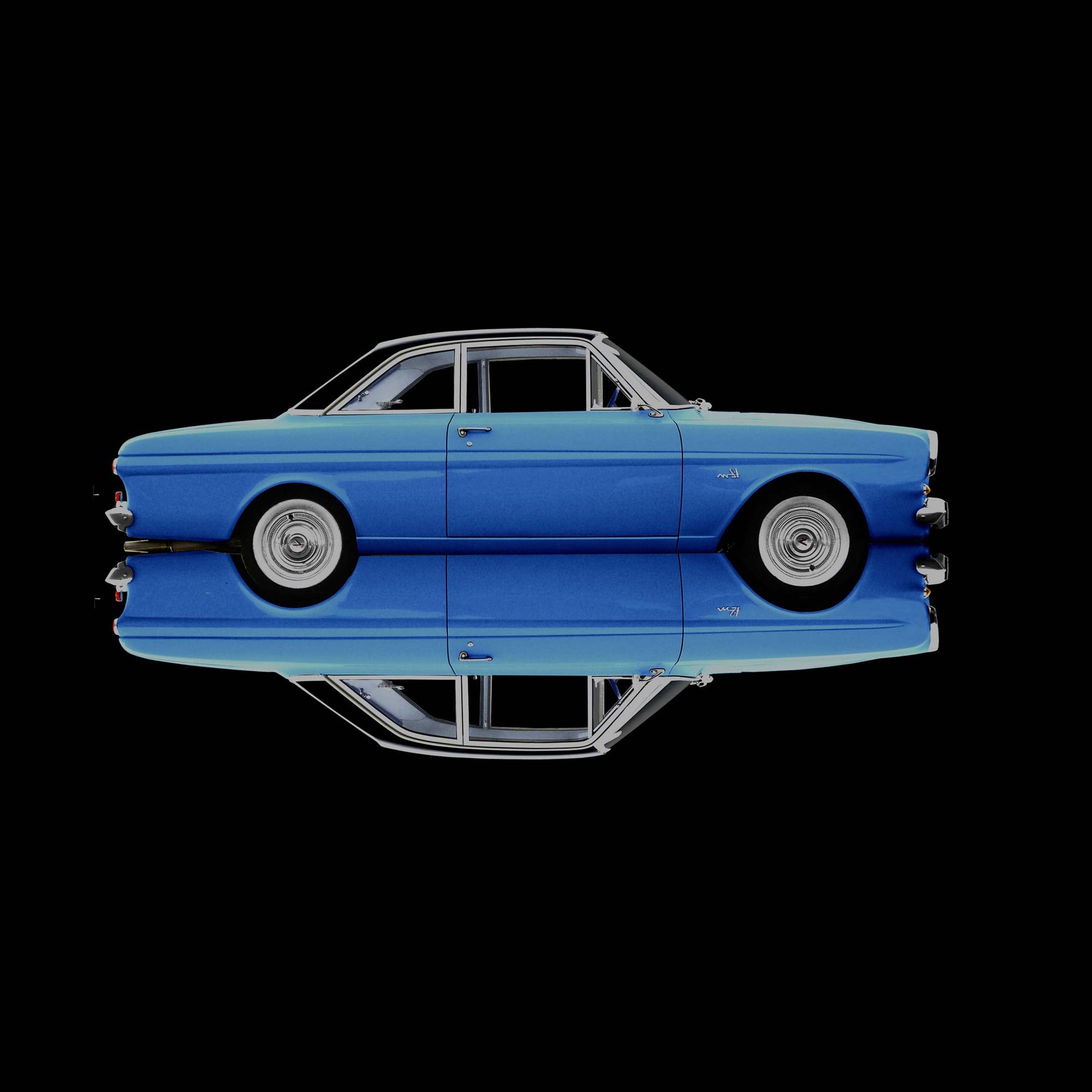 blauer Ford Taunus,gespiegelt und neu zusammengesetzt, Format quadratisch  vor schwarzem Hintergrund