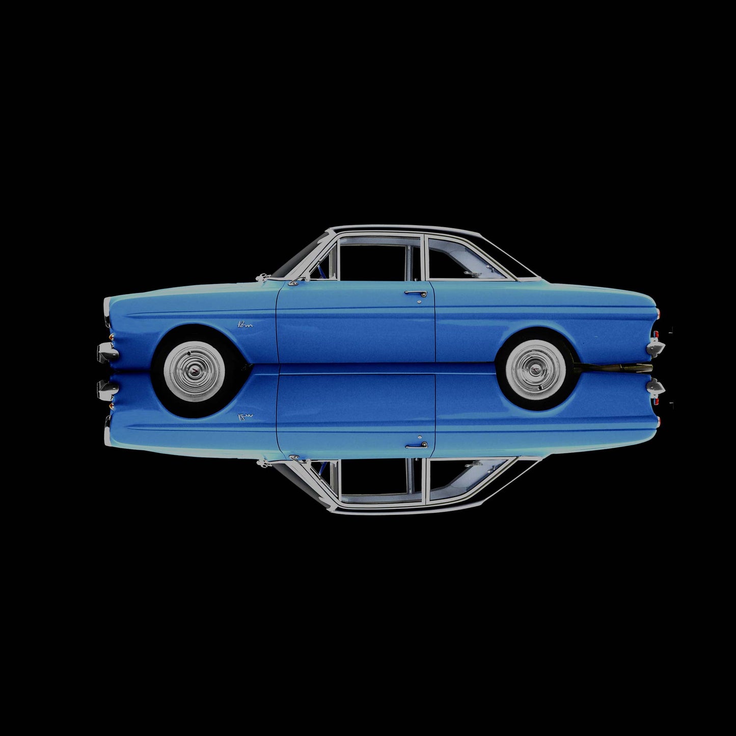 blauer Ford Taunus,gespiegelt und neu zusammengesetzt, Format quadratisch  vor schwarzem Hintergrund, nach links zeigend