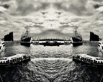 der Hamburger Hafen gespiegelt mit Schiffen und ELbe, schwarz weiß