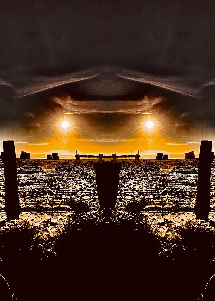 Die Fotomontage mit der Anmutung eines Ufos, 2 Sonnen am Strand