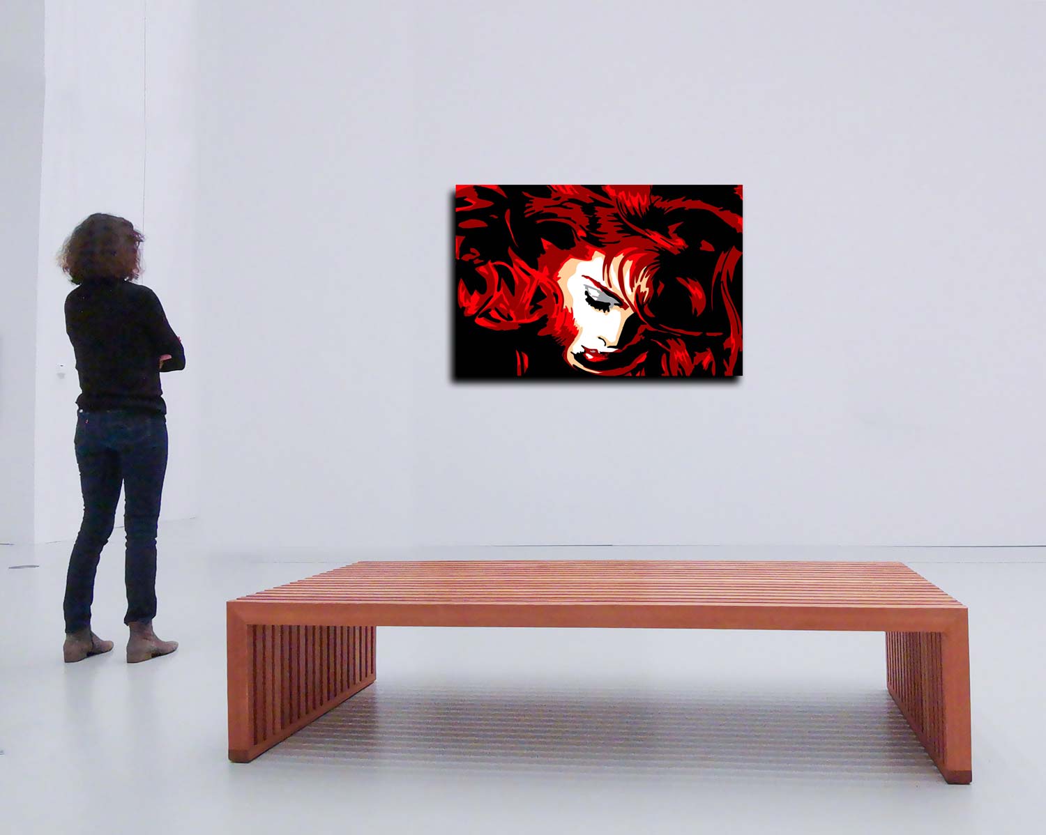 Portrait rothaariger Frau, popartige Kunst, krätige Farben, im Museum hängend
